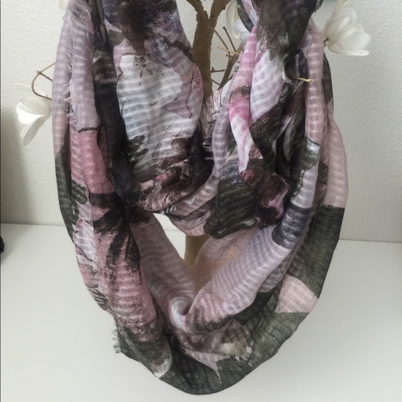 Dressbarn Its A Wrap, Loop Scarf. - Picture 2 of 7